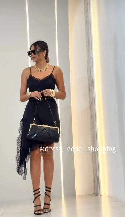 Completo Debora Abito Slip Asimmetrico con Pizzo Nero e Jeans a Gamba Larga con Dettagli