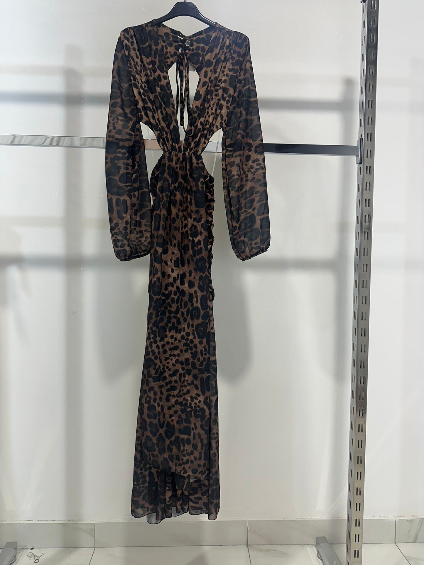 Abito JANE Seduzione ed eleganza si incontrano in questo abito lungo in stampa leopardata.