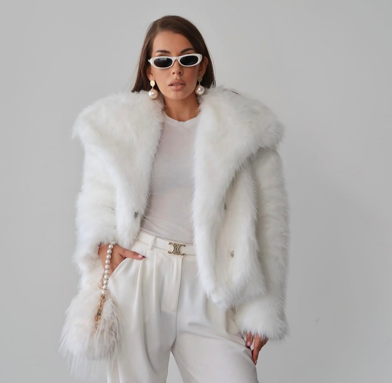 La Eco pelliccia ALESSANDRA è realizzata con materiali ecologici di alta qualità per garantire un look elegante e moderno. Il collo ampio e la chiusura frontale discreta la rendono pratica e versatile, perfetta per ogni occasione.