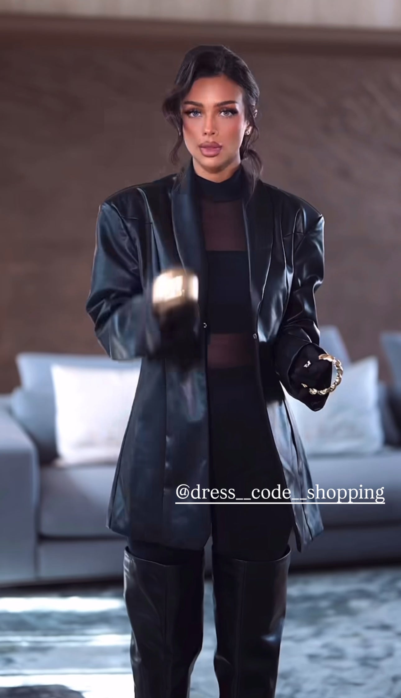 Blazer SONIA in ecopelle Imponente e raffinato, il blazer in ecopelle nera dona carattere e femminilità a ogni look. Taglio strutturato con spalle ampie, cintura in vita per valorizzare la silhouette e dettagli eleganti per un tocco di potenza e stile