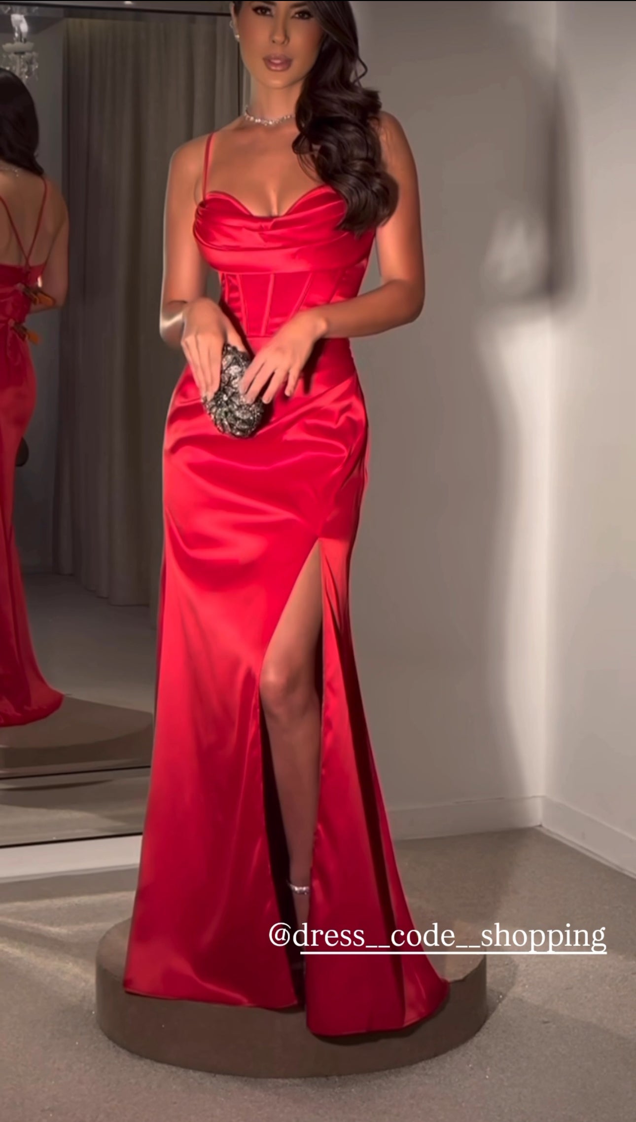 Abito ARIANA elegante in raso lucido con corpetto a bustier drappeggiato e spalline sottili.
Lo spacco laterale aggiunge un tocco di sensualità. Perfetto per serate di gala, eventi formali o occasioni speciali