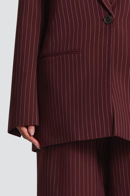 Tailleur ELEONORA Completo elegante composto da giacca oversize, pantaloni a palazzo e top coordinato. Un look moderno e sofisticato, perfetto per eventi, serate chic o outfit di tendenza.