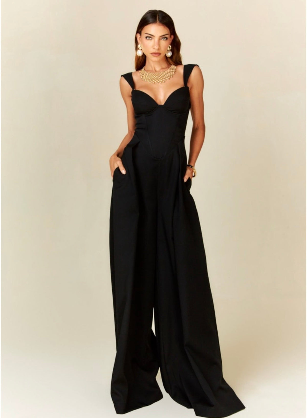 Jumpsuit Sartoriale a Gamba Larga questo capo combina la struttura audace di un bustier con la fluidità elegante dei pantaloni a gamba larga, creando una silhouette clessidra che esalta ogni figura.