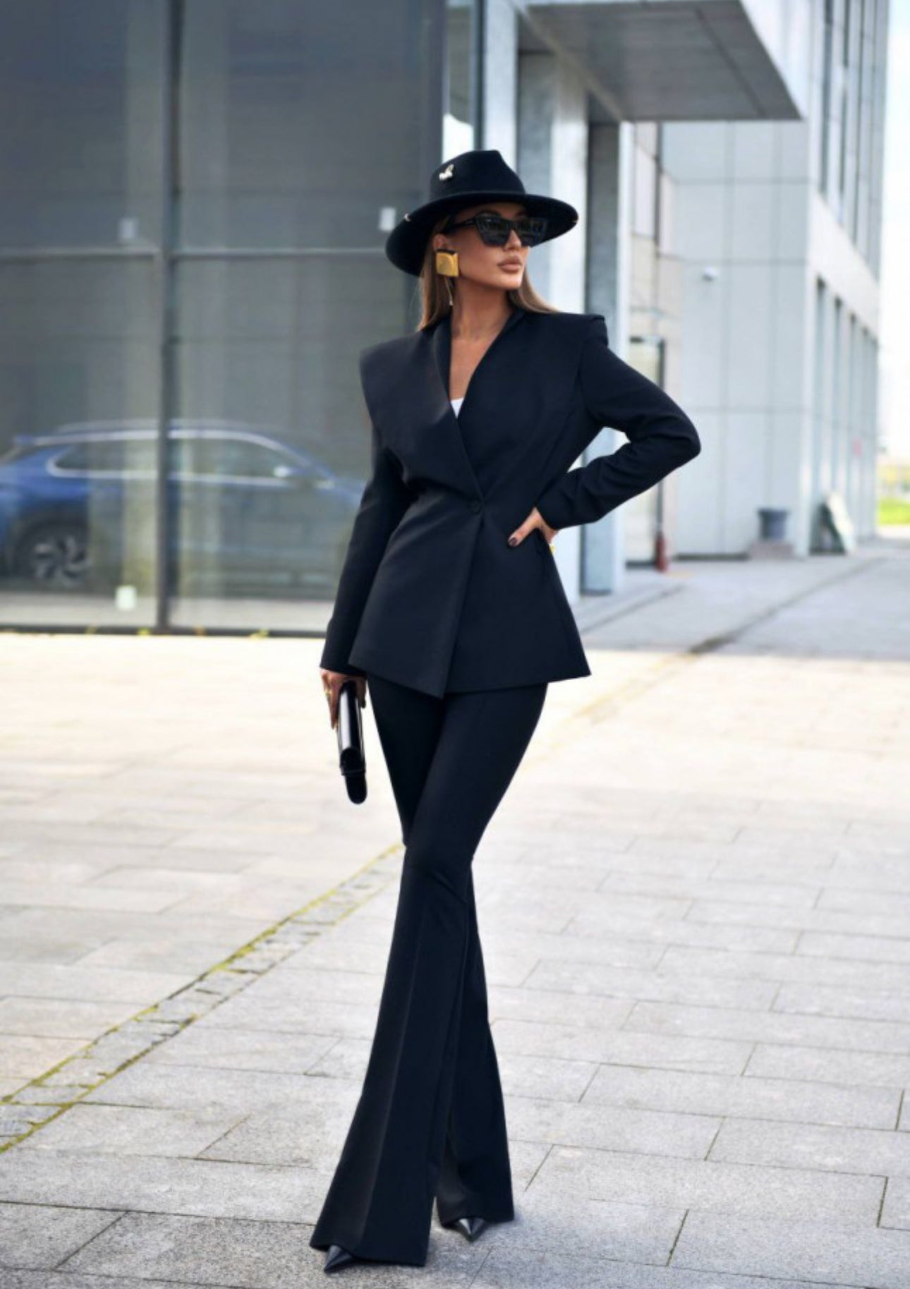 Tailleur Virginia Raffinato, deciso e senza tempo. Questo completo tailleur è pensato per la donna che ama distinguersi con classe e sicurezza. Il design sartoriale valorizza la silhouette, unendo linee pulite e dettagli contemporanei