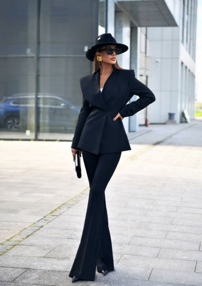 Tailleur Virginia Raffinato, deciso e senza tempo. Questo completo tailleur è pensato per la donna che ama distinguersi con classe e sicurezza. Il design sartoriale valorizza la silhouette, unendo linee pulite e dettagli contemporanei