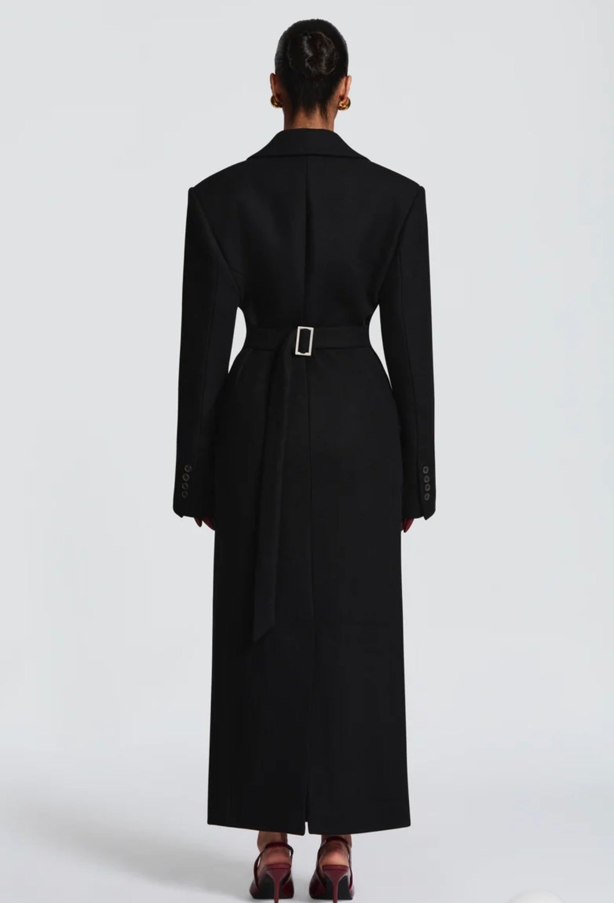 Cappotto ANGELICA lungo in lana, con bottoni frontali e maxi revers a scialle. La linea dritta e sartoriale slancia la figura, mentre il colletto ampio aggiunge un tocco sofisticato. Perfetto per look invernali raffinati, dal giorno alla sera.