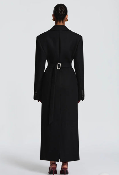Cappotto ANGELICA lungo in lana, con bottoni frontali e maxi revers a scialle. La linea dritta e sartoriale slancia la figura, mentre il colletto ampio aggiunge un tocco sofisticato. Perfetto per look invernali raffinati, dal giorno alla sera.