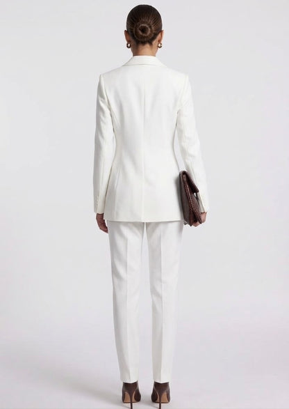 Tailleur ELEONORA SLIM in promozione Completo elegante composto da giacca avvitata slim pantaloni a sigaretta e top coordinato. Un look moderno e sofisticato, perfetto per eventi, serate chic o outfit di tendenza.