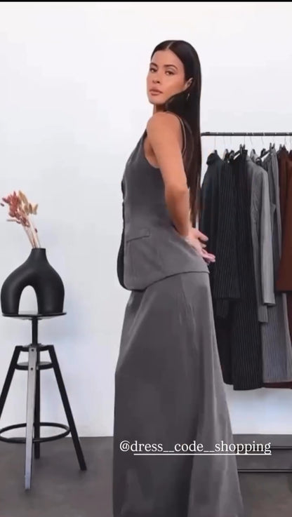 Tailleur ANTONELLA elegante in stile sartoriale è composto da un gilet senza maniche con scollo a V e chiusura a bottoni frontali. La gonna lunga e dritta si abbina perfettamente al gilet, creando un look sofisticato e minimalista