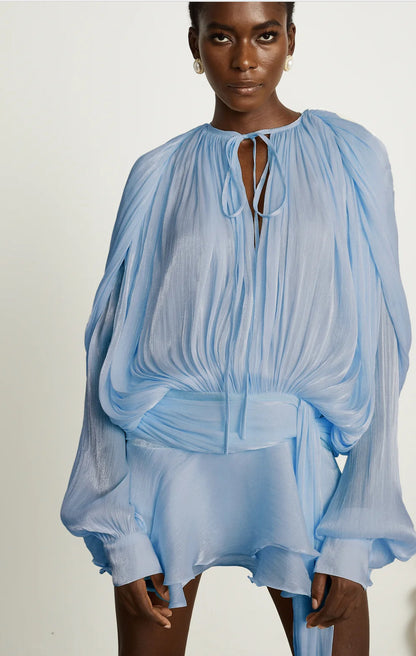 Mini dress CHARLOTTE in dettaglio plissettato su tutto l’abito, manica a sbuffo, elastico sul retro, spallina interna piu pantaloncino non fartelo scappare