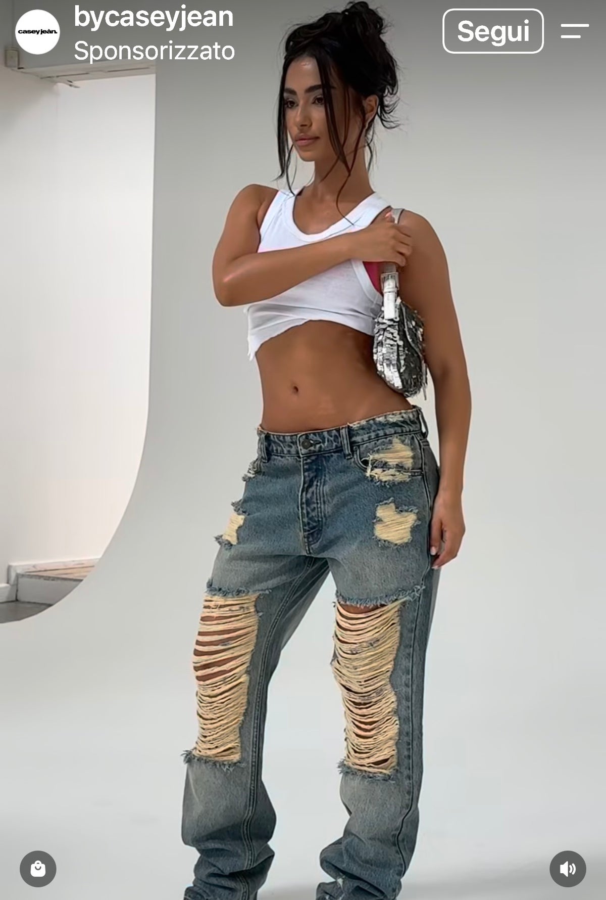 Jeans Baggy "Bronx" Distressed Ispirazione urban e carattere deciso per i jeans "Bronx". Un modello streetwear d'impatto caratterizzato da un lavaggio denim vintage e maxi strappi frontali con lavorazione a trama sfilacciata.