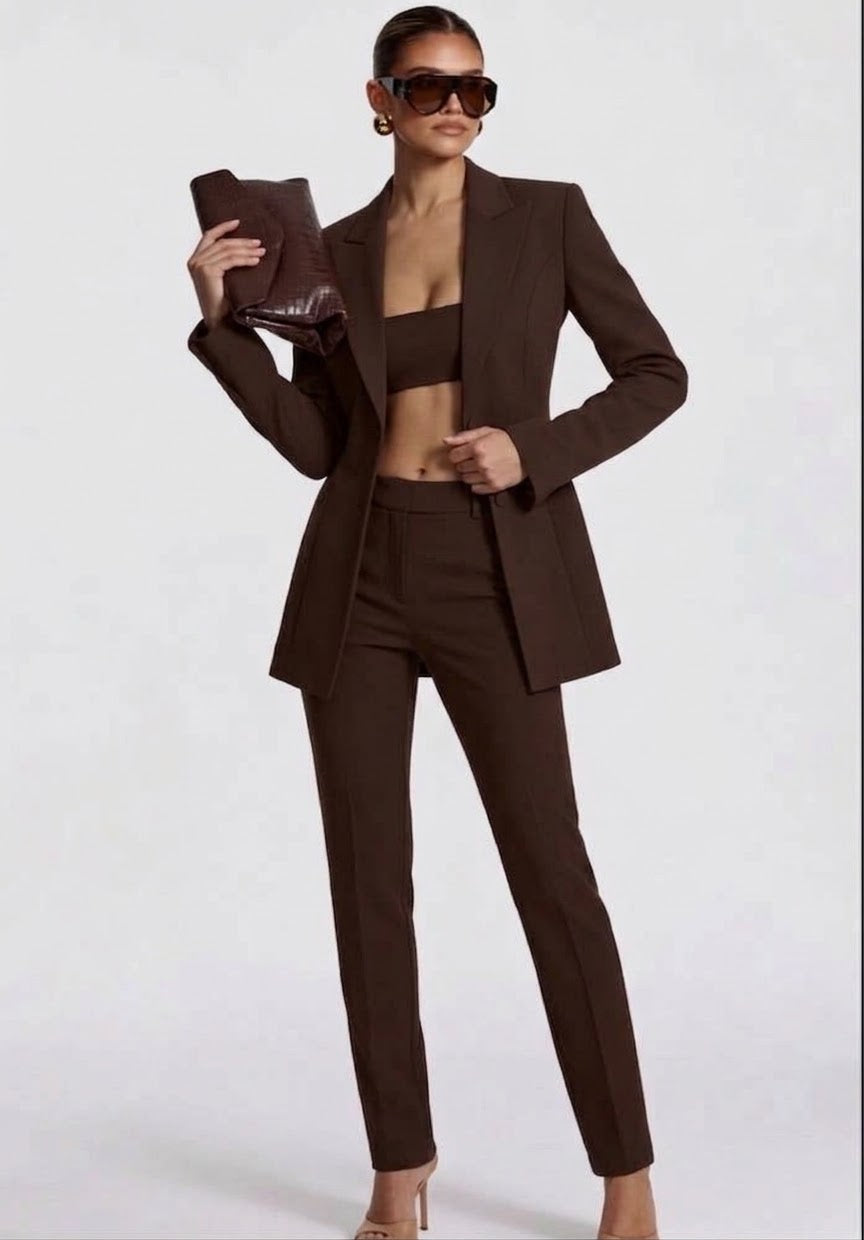 Tailleur ELEONORA SLIM in promozione Completo elegante composto da giacca avvitata slim pantaloni a sigaretta e top coordinato. Un look moderno e sofisticato, perfetto per eventi, serate chic o outfit di tendenza.