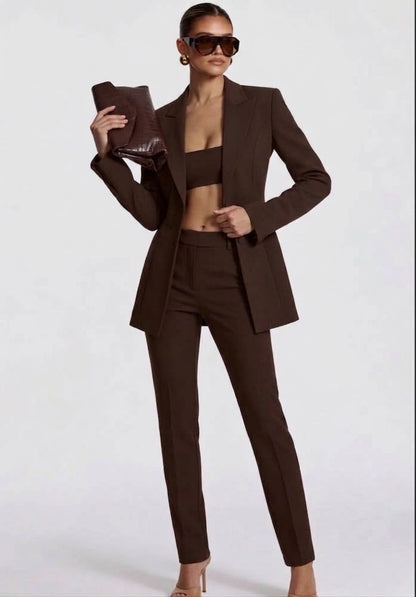 Tailleur ELEONORA SLIM in promozione Completo elegante composto da giacca avvitata slim pantaloni a sigaretta e top coordinato. Un look moderno e sofisticato, perfetto per eventi, serate chic o outfit di tendenza.