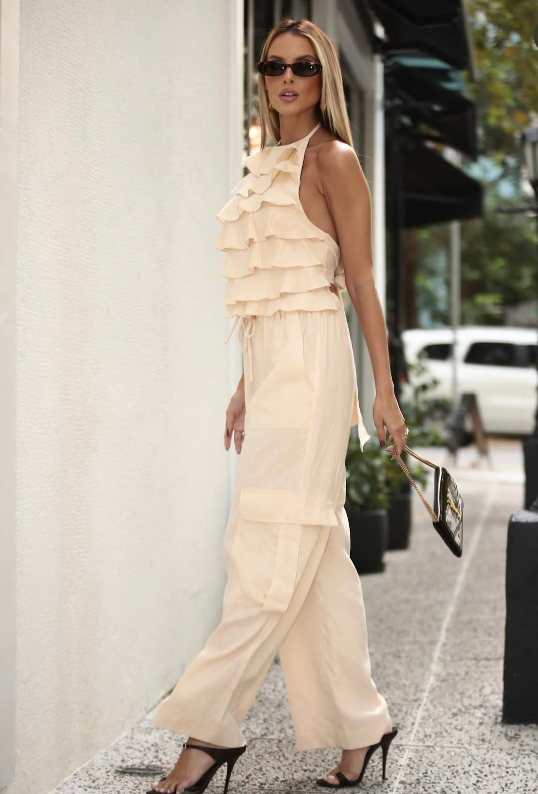 Set PALOMA Look minimal ma d’impatto: top con balze leggere e pantalone ampio con tasche cargo.
Il completo perfetto per giornate estive all’insegna dello stile e della comodità.
Disponibile in 5 colori