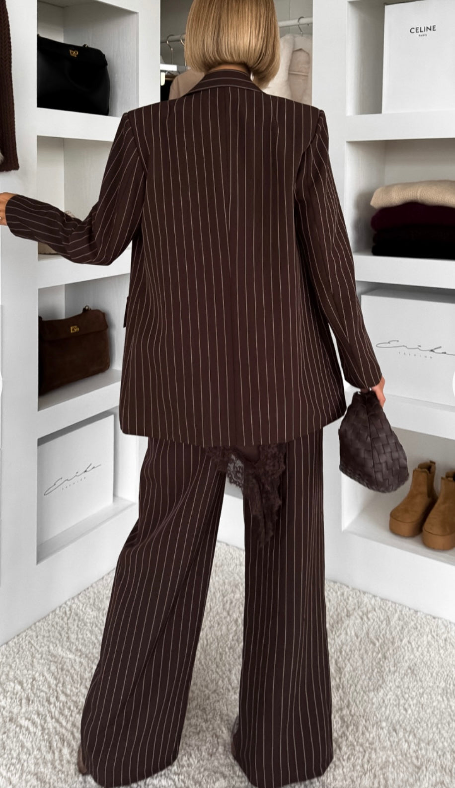 Tailleur Erika sofisticato dal carattere deciso, perfetto per chi ama un’eleganza contemporanea con un tocco sensuale. Il set è composto da blazer doppio petto gessato con top in pizzo e pantalone coordinato a gamba ampia