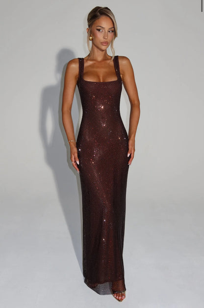 Abito LOLA Sensuale ed elegante, questo abito maxi scintillante avvolge la silhouette con una vestibilità morbida . Il tessuto luminoso cattura la luce ad ogni movimento, mentre lo scollo squadrato e le spalline larghe donano un tocco moderno e raffinato.