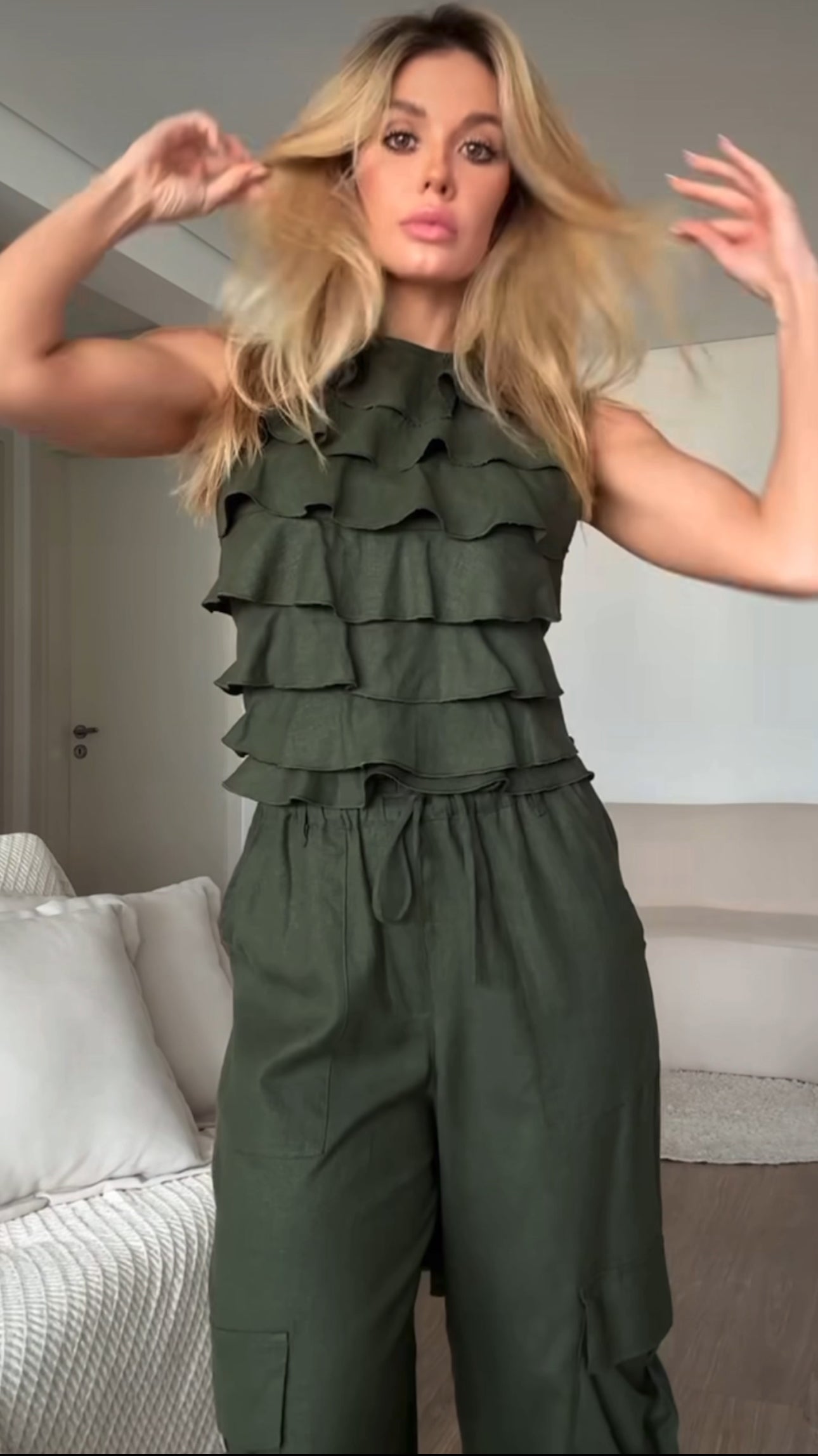 Set PALOMA Look minimal ma d’impatto: top con balze leggere e pantalone ampio con tasche cargo.
Il completo perfetto per giornate estive all’insegna dello stile e della comodità.
Disponibile in 5 colori