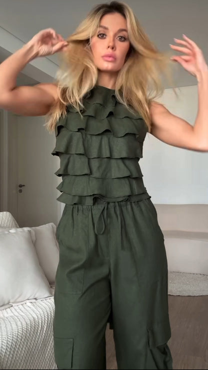 Set PALOMA Look minimal ma d’impatto: top con balze leggere e pantalone ampio con tasche cargo.
Il completo perfetto per giornate estive all’insegna dello stile e della comodità.
Disponibile in 5 colori