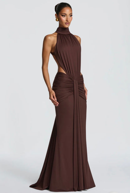 Abito Sofia Caratterizzato da una silhouette a sirena che valorizza le forme, questo modello unisce un sofisticato collo alto a un audace gioco di drappeggi e intagli cut-out sui fianchi.