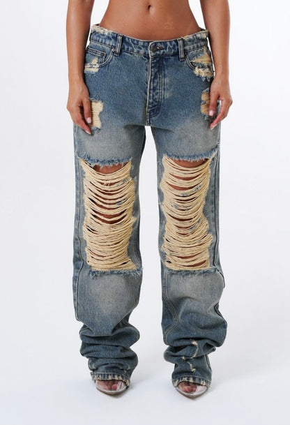 Jeans Baggy "Bronx" Distressed Ispirazione urban e carattere deciso per i jeans "Bronx". Un modello streetwear d'impatto caratterizzato da un lavaggio denim vintage e maxi strappi frontali con lavorazione a trama sfilacciata.