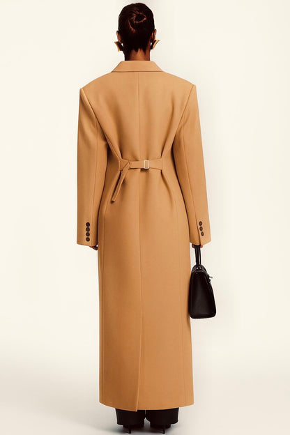 Cappotto ISABELLA  lungo dal taglio sartoriale con design doppiopetto e spalle strutturate. Elegante e versatile, perfetto per completare look sofisticati nelle giornate più fredde.