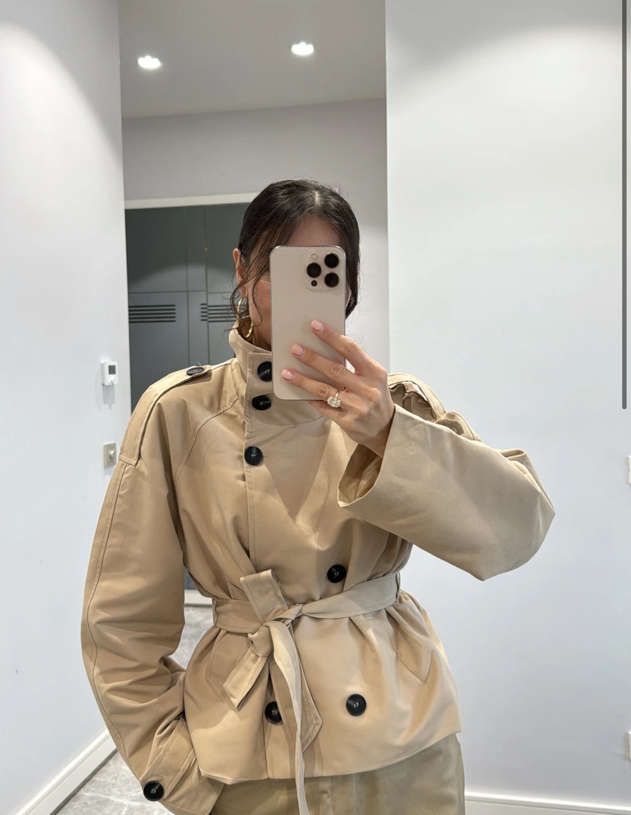 Trench MARCELLA in promo Elegante trench corto con cintura regolabile e bottoni a contrasto. Design moderno e versatile, perfetto per look casual o raffinati.