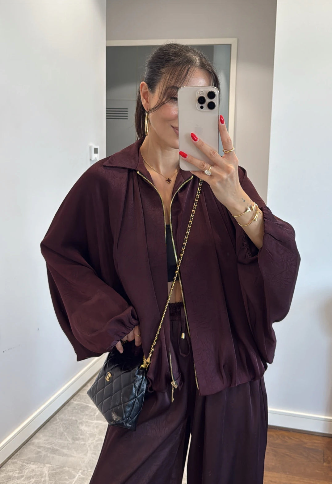 Coordinato PRISCILLA Completo elegante e versatile in tessuto satinato composto da giacca leggera oversize con zip e pantaloni ampi a vita alta con coulisse. Perfetto per look chic e confortevoli, dal giorno alla sera.