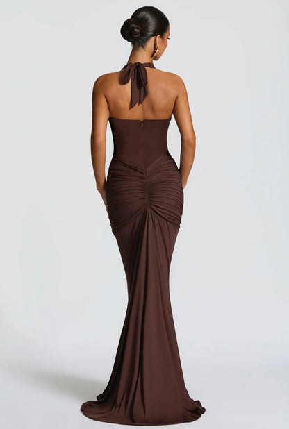 Abito Greta scenografico che esalta la silhouette con linee sinuose e dettagli sofisticati. Questo modello lungo è pensato per chi desidera un look magnetico e raffinato.