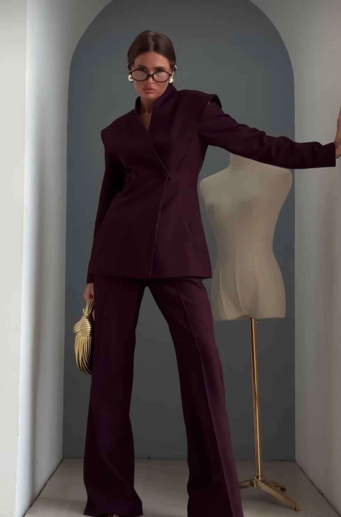 Tailleur MAVI questo completo tailleur è pensato per una donna che ama distinguersi. La giacca strutturata con spalle definite valorizza la figura, mentre i pantaloni a gamba ampia slanciano la silhouette.