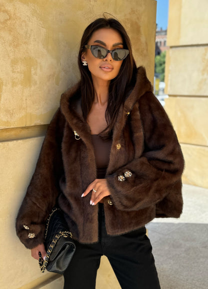 Pelliccia LUNA avvolgiti nel lusso eco-pelliccia in visone Morbida, calda e raffinata, è il capo ideale per aggiungere un tocco di eleganza ai look invernali. Il taglio oversize e il colore marrone intenso la rendono un must-have senza tempo.