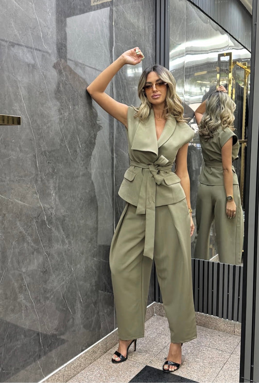 Set Giada Raffinato, moderno e incredibilmente versatile. Questo completo coordinato unisce l'eleganza di un taglio sartoriale al comfort di una silhouette fluida.