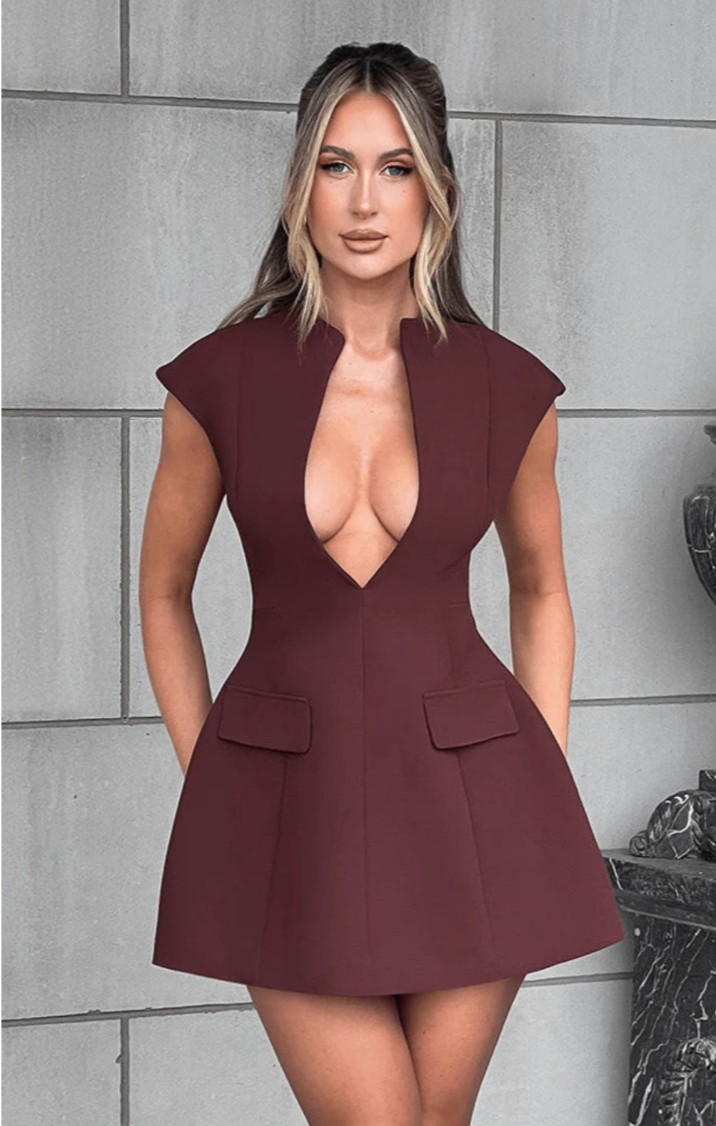 Mini Dress IVANA è realizzato con il tessuto di alta qualità punto Milano, che lo rende comodo e resistente.
La sua lunghezza mini è perfetta per mostrare le gambe e adatto ad ogni occasione.