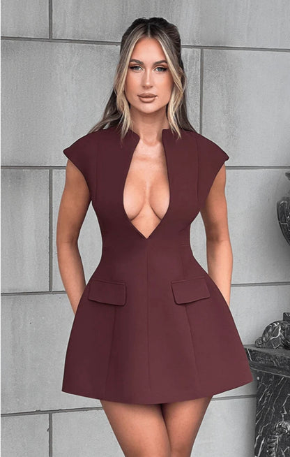 Mini Dress IVANA è realizzato con il tessuto di alta qualità punto Milano, che lo rende comodo e resistente.
La sua lunghezza mini è perfetta per mostrare le gambe e adatto ad ogni occasione.