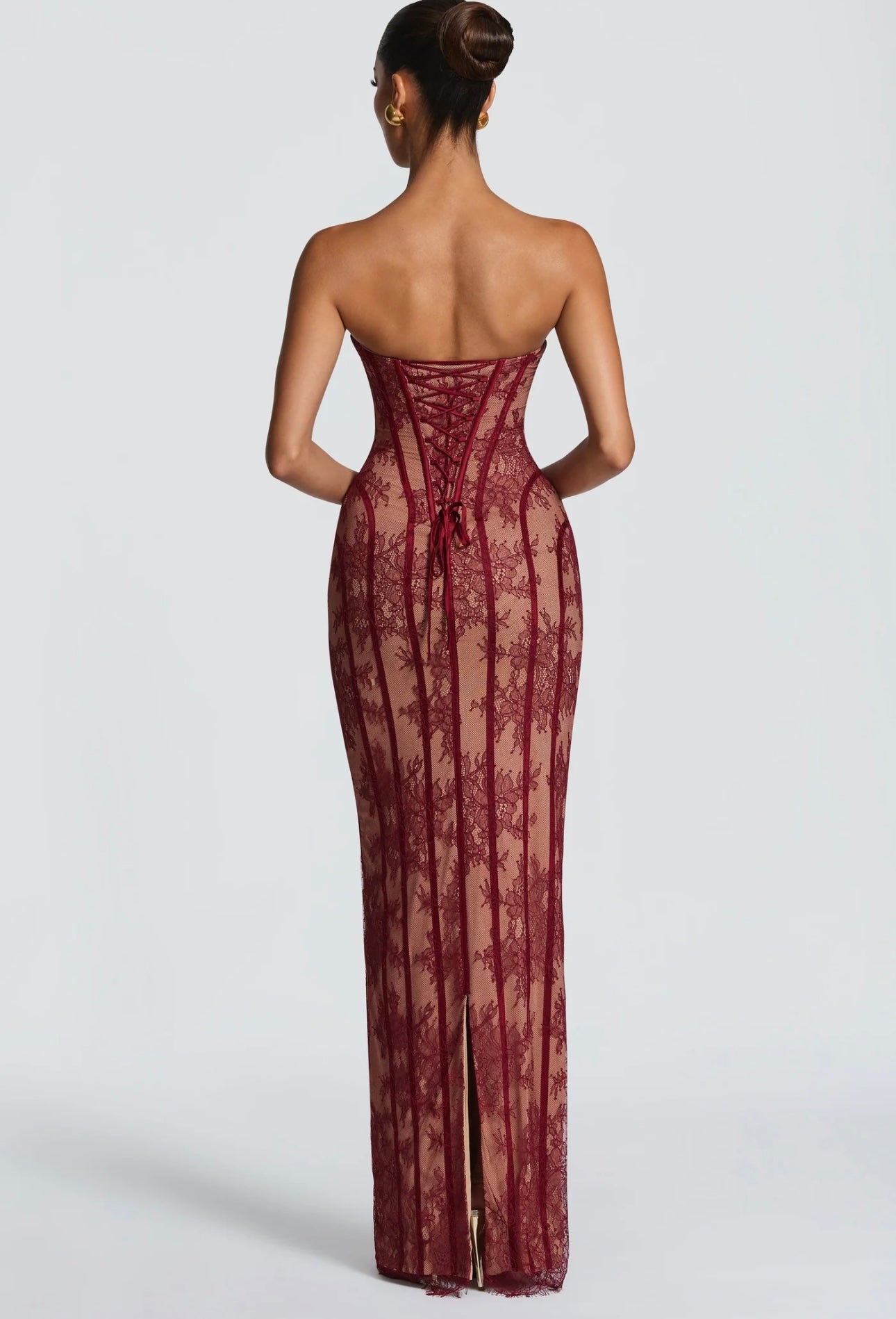 Long dress Sophia Abito lungo dal fascino sensuale ed elegante, realizzato in pizzo ricamato trasparente con base nude e dettagli neri a contrasto. Il corpetto strutturato stile bustier valorizza il décolleté.