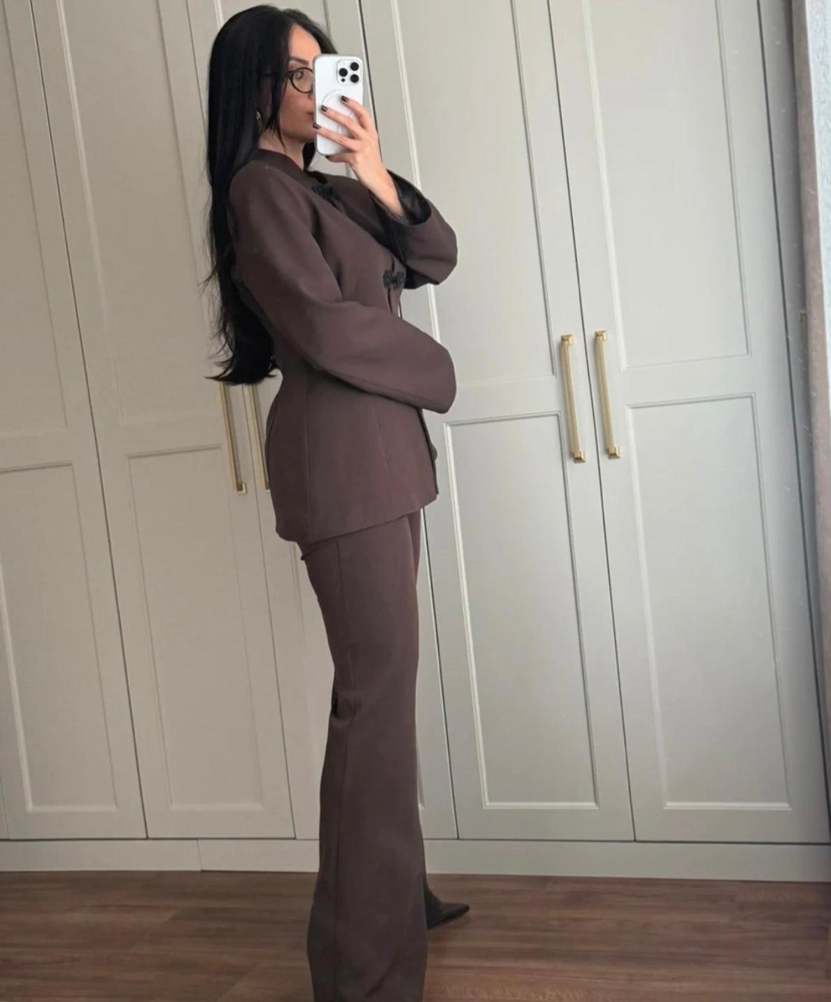 Tailleur AURORA con Collo Coreano Eleganza minimal, carattere deciso è la scelta perfetta per chi desidera un look sofisticato e contemporaneo, capace di distinguersi con classe.