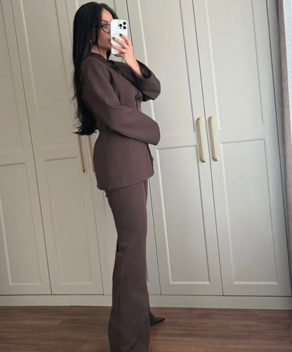 Tailleur AURORA con Collo Coreano Eleganza minimal, carattere deciso è la scelta perfetta per chi desidera un look sofisticato e contemporaneo, capace di distinguersi con classe.