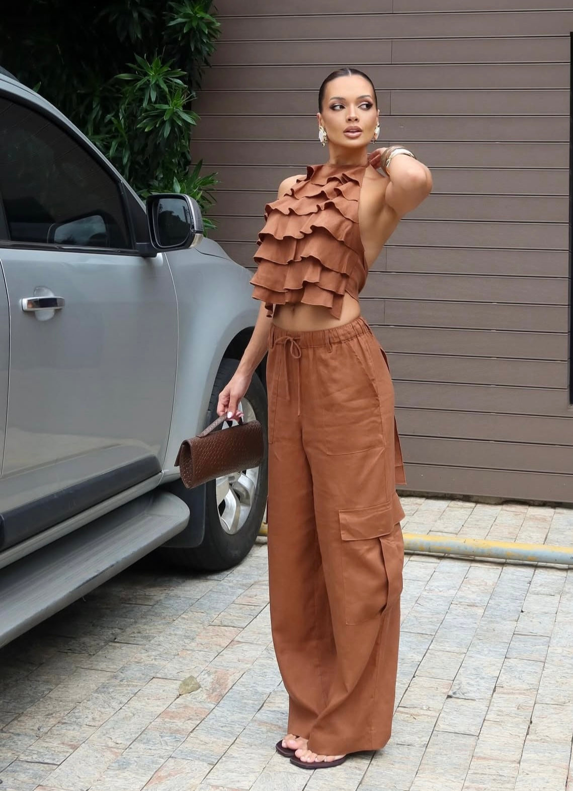 Set PALOMA Look minimal ma d’impatto: top con balze leggere e pantalone ampio con tasche cargo.
Il completo perfetto per giornate estive all’insegna dello stile e della comodità.
Disponibile in 5 colori