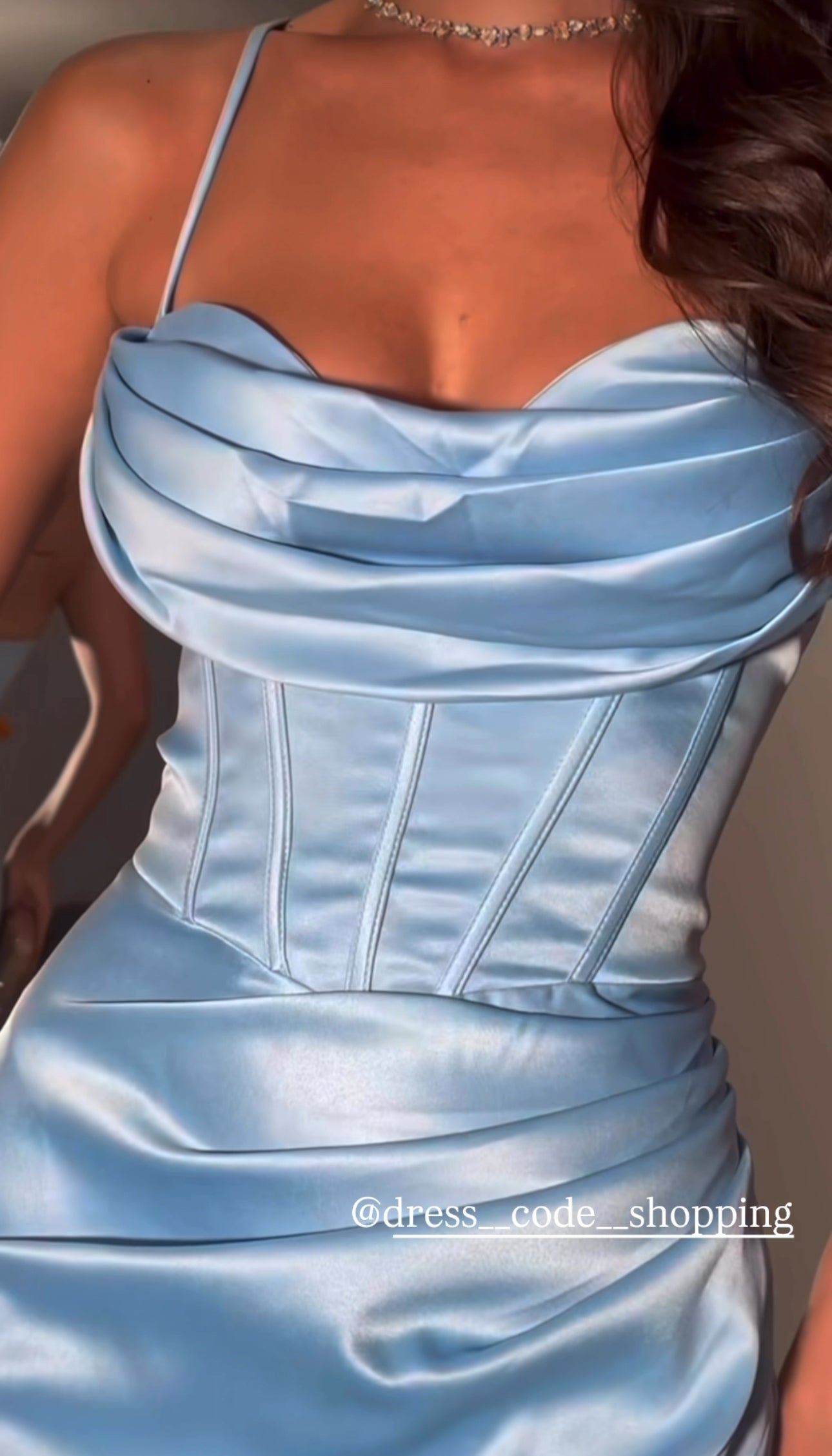 Abito ARIANA elegante in raso lucido con corpetto a bustier drappeggiato e spalline sottili.
Lo spacco laterale aggiunge un tocco di sensualità. Perfetto per serate di gala, eventi formali o occasioni speciali