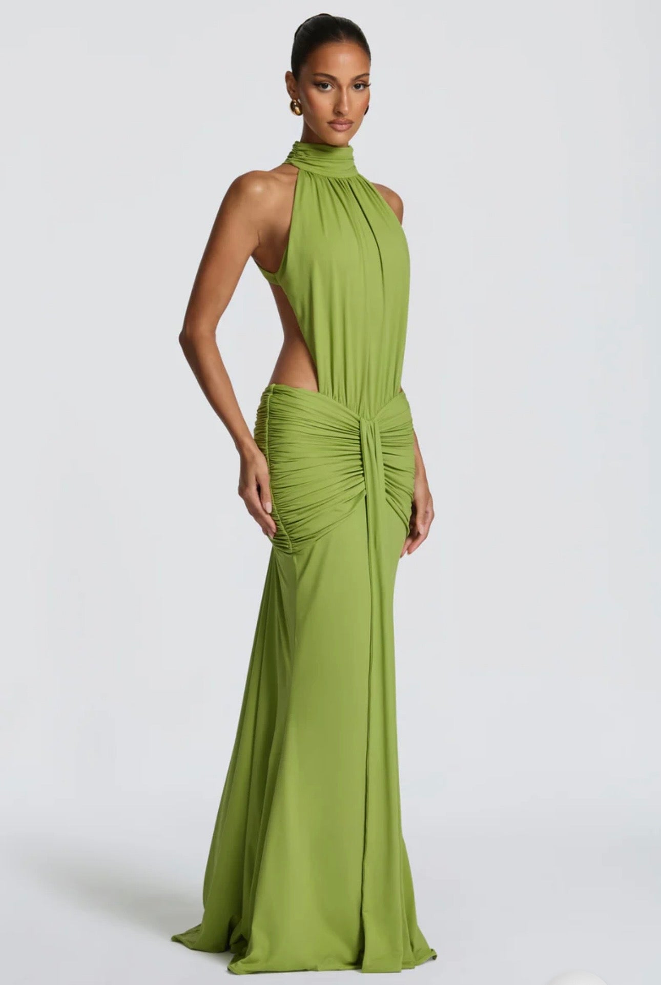 Abito Sofia Caratterizzato da una silhouette a sirena che valorizza le forme, questo modello unisce un sofisticato collo alto a un audace gioco di drappeggi e intagli cut-out sui fianchi.