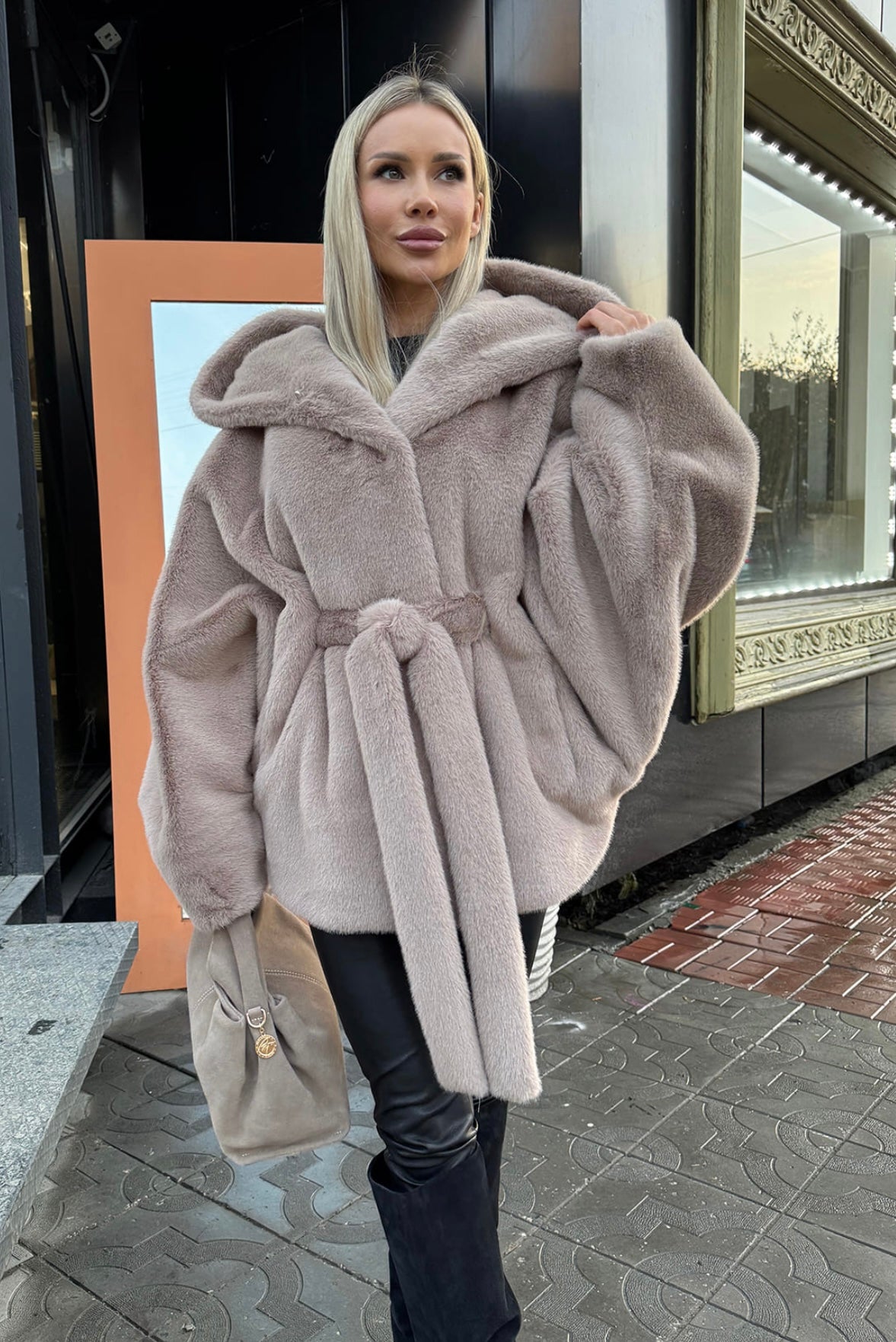 Pelliccia con cappuccio DANIELA Realizzato in morbida pelliccia in visone ecologico premium, garantisce calore e stile nelle giornate più fredde.
Il taglio Midi e la vestibilità regolare lo rendono perfetto sia per il giorno che per la sera.