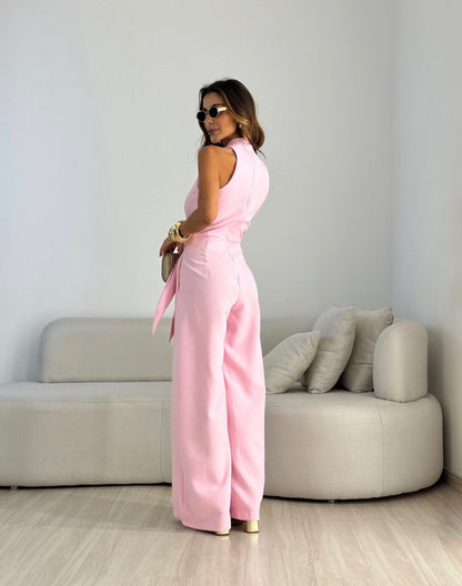 Jumpsuite Carol F. Un capo che parla il linguaggio del lusso contemporaneo con una silhouette impeccabile in ogni occasione.