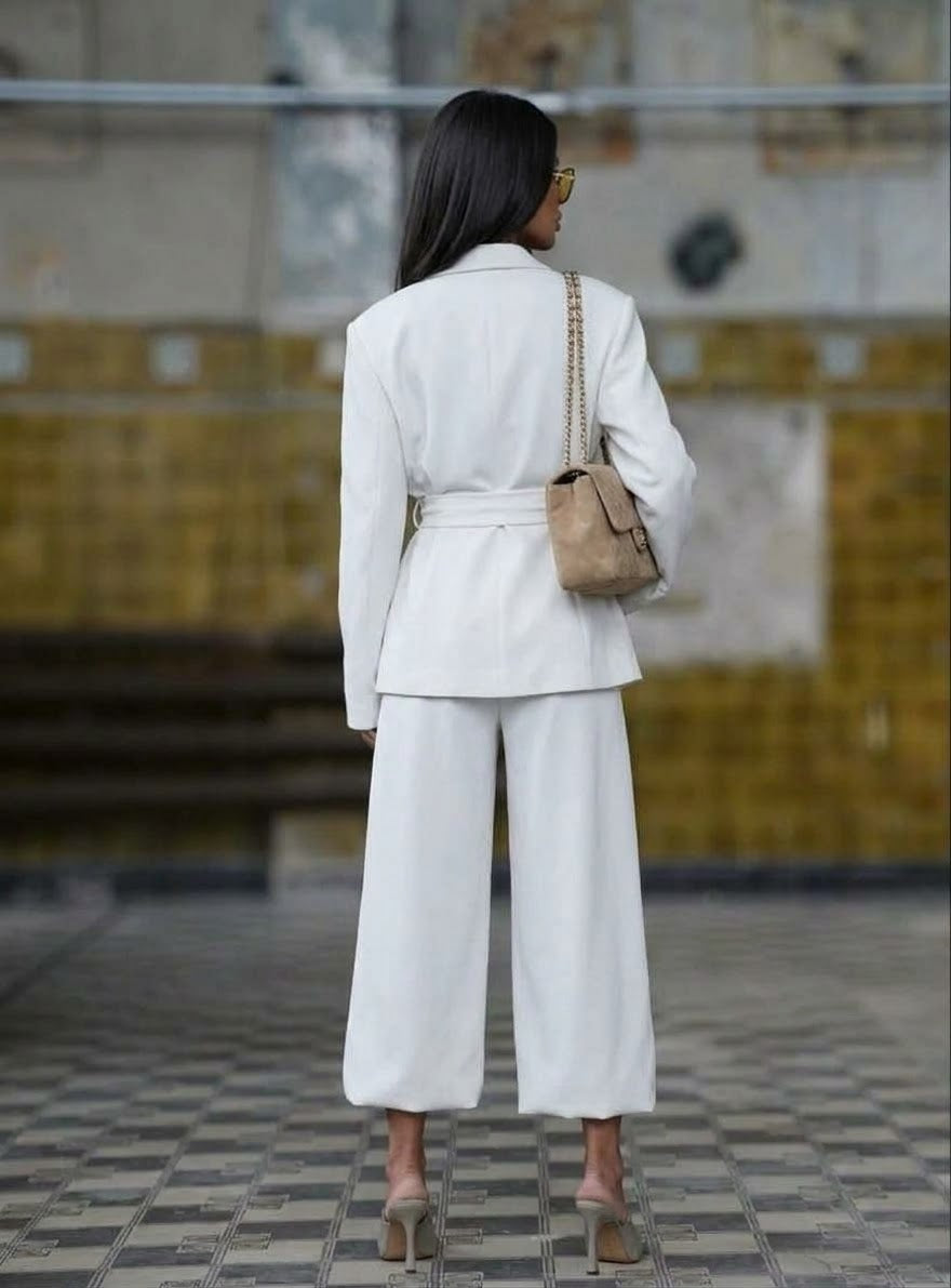 Completo SAMIRA Caldo, elegante e dal carattere contemporaneo. Questo completo due pezzi è realizzato in morbido cotone invernale, un tessuto avvolgente e confortevole perfetto per affrontare la stagione fredda con stile senza rinunciare alla comodità.