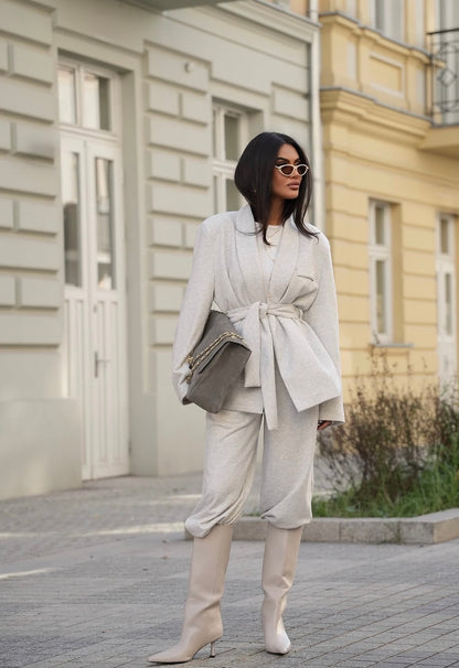 Completo SAMIRA Caldo, elegante e dal carattere contemporaneo. Questo completo due pezzi è realizzato in morbido cotone invernale, un tessuto avvolgente e confortevole perfetto per affrontare la stagione fredda con stile senza rinunciare alla comodità.