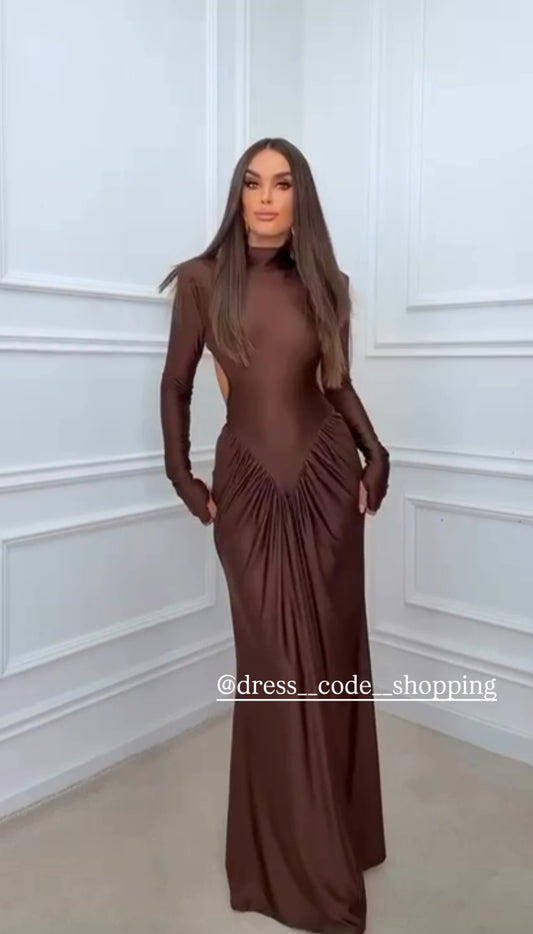 Abito JASMIN Un abito elegante e sensuale in tessuto aderente, con collo alto e maniche lunghe. I dettagli cut-out laterali e le arricciature sul punto vita valorizzano la silhouette, rendendolo perfetto per eventi serali e occasioni speciali.
