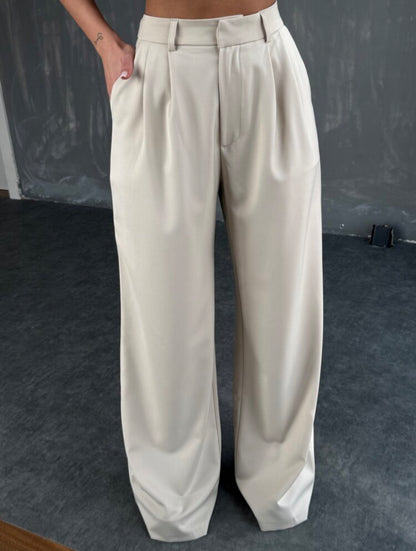 Setcord CRISTINA  composto da un top senza maniche con collo all'americana e pantaloni a gamba larga. Il top presenta una chiusura frontale con tre bottoni dorati