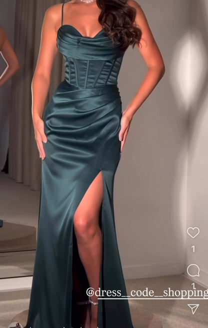 Abito ARIANA elegante in raso lucido con corpetto a bustier drappeggiato e spalline sottili.
Lo spacco laterale aggiunge un tocco di sensualità. Perfetto per serate di gala, eventi formali o occasioni speciali