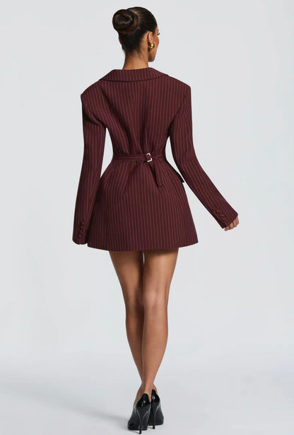 Blazer Dress AURORA 
Raffinato, moderno e irresistibilmente femminile.
In promo esclusiva con cintura in coordinato: lo stile perfetto per distinguerti con eleganza