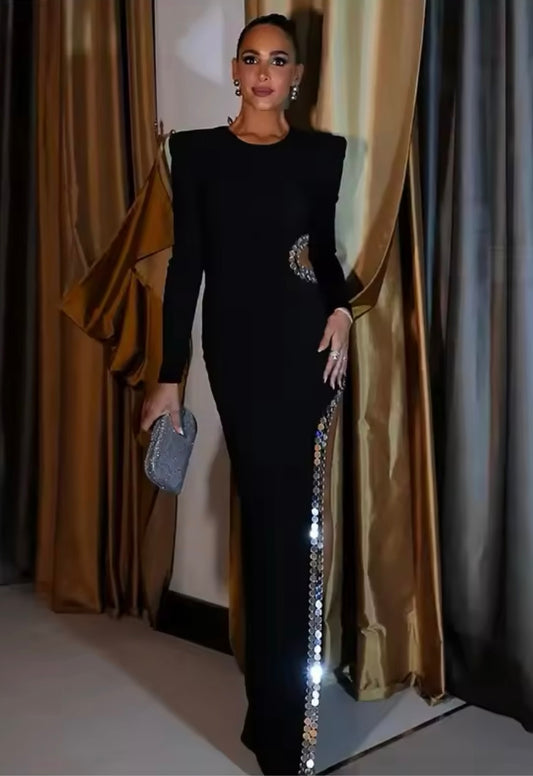 LAVINIA indossa l'abito nero elegante si distingue per il suo design moderno e audace