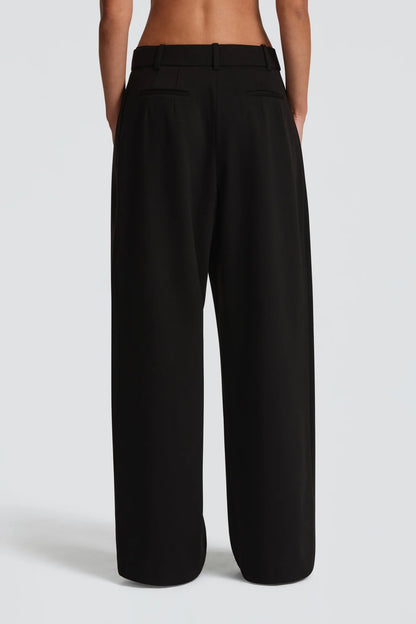 Tailleur ELEONORA Completo elegante composto da giacca oversize, pantaloni a palazzo e top coordinato. Un look moderno e sofisticato, perfetto per eventi, serate chic o outfit di tendenza.