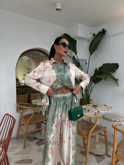 Setcord ZARA è composto da una camicia oversize e un paio di pantaloni larghi con stampa geometrica.